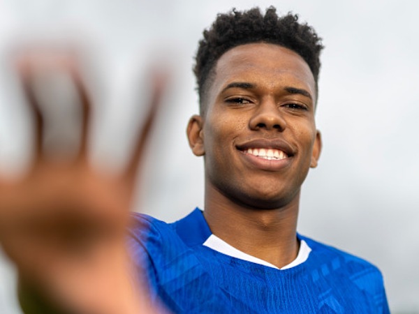 Enzo Maresca Ingatkan Chelsea Soal Tekanan Berlebihan ke Estevao Willian